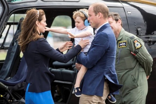 Ao lado dos pais, Príncipe William e Kate Middleton, o primogênito do casal chegou até a ensaiar uma birra   (Foto: RICHARD POHLE / POOL / AFP)