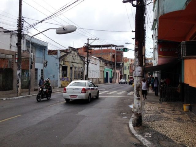 Trânsito é modificado na região da Liberdade. Foto: Ruan Melo/G1.