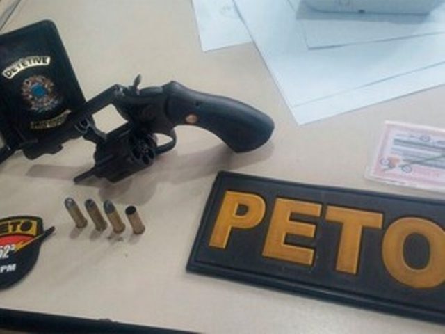 Revolver teria sido encontrado com suspeito. Foto: Divulgação/PM.
