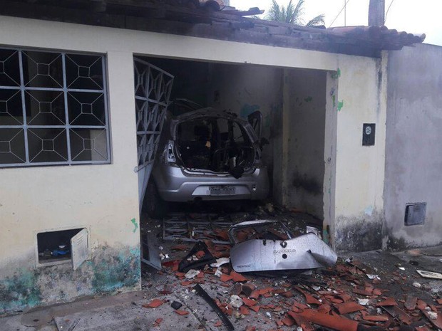 Bandidos derrubaram o portão da garagem e acionaram um explosivo no banco de trás do veículo. Foto: Bahia10.Com.Br.