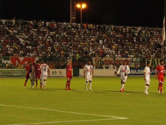  O tricolor feirense foi para cima buscando estabelecer um domínio sobre o Sergipe (Foto: Reprodução / Sidnei Campos)