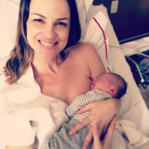 Carolina Kasting com o filho recém-nascido no colo. Foto: Reprodução/Instagram.