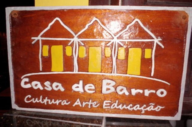 A Casa de Barro promove o desenvolvimento humano e cultural (Foto: Reprodução/Recanto das Letras)
