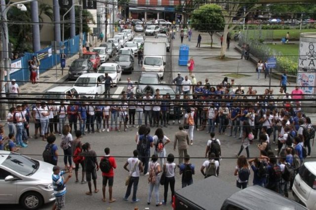 Aproximadamente 50 alunos do Colégio Estadual Senhor do Bonfim, em Salvador, fizeram uma manifestação na manhã desta terça-feira, 5. (Foto: Evandro Veiga/Correio)