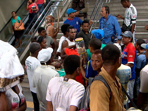 Ambulantes dentro da Estação da Lapa após protesto, em Salvador (Foto: Reprodução/ TV Bahia)