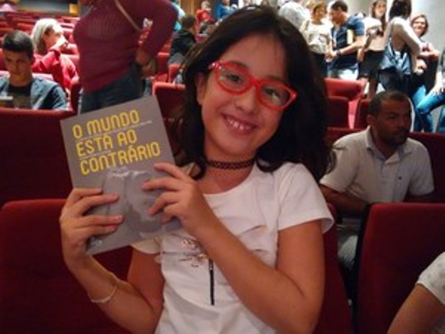 Sofia Salgado, de 10 anos, pediu à mãe que comprasse o livro de Claudio. (Foto: Alan Tiago Alves/G1)