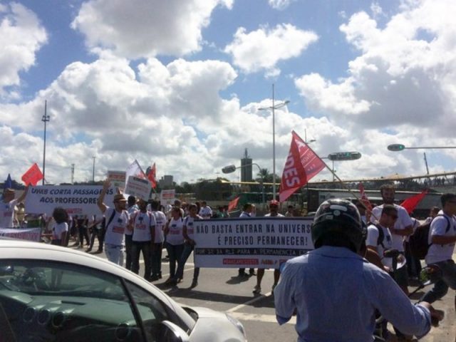 Servidores e alunos em protesto na manhã desta quarta-feira(20), na Avenida ACM, em Salvador (Foto: Juliana Almirante/G1)