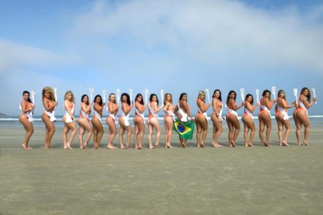 As 18 beldades, das 27 que disputam o título de bumbum brasileiro mais concorrido, posaram com réplicas da Tocha Olímpica   (Foto: Nelson Miranda / CO Assessoria)