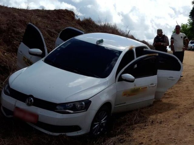 Táxi foi encontrado nas proximidades de uma fazenda do município de Ilhéus (Foto: Blog Verdinho Itabuna