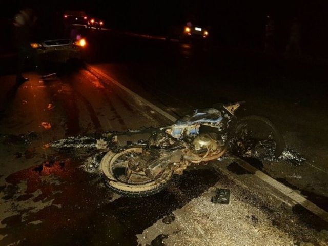 Motocicleta pegou fogo após colisão com carro e outra moto. Foto: Blog do Sigi Vilares.