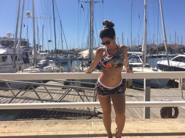 Kelly aparece de top e shortinho em frente a uma marina. Foto: Reprodução / Instagram)