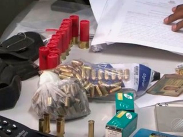 Armas e munições que foram encontradas com investigados pela operação. Foto: Reprodução/TV Oeste.