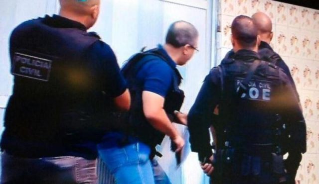Policiais também estiveram em um prédio de Salvador. Foto: Reprodução/TV Record.