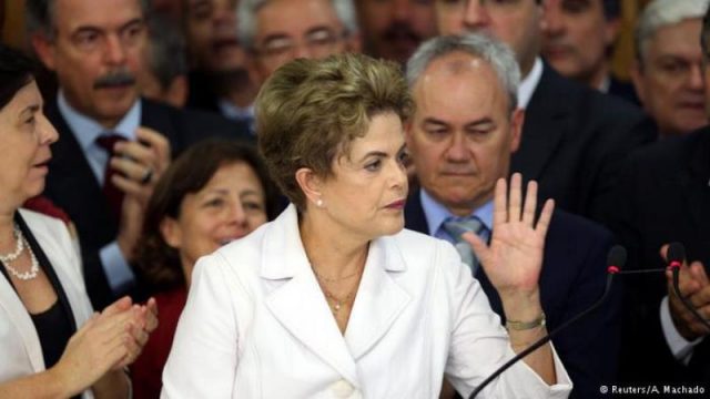 Presidente afastada precisa do apoio de 28 senadores para ser absolvida, mas, até agora, só 18 se disseram a seu favor (Foto: Reuters/A. Machado/Reprodução/Deutsche Welle)