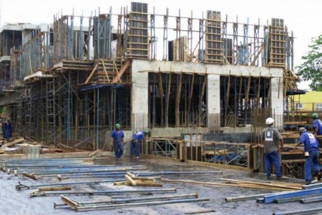 O nível de emprego na indústria da construção civil retornou aos patamares registrados em 2009 (Foto: Arquivo/Antonio Cruz/Agência Brasil)