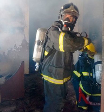 Bombeiros apagaram as chamas na casa (Foto: Sd BM Ribeiro/ Corpo de Bombeiros)