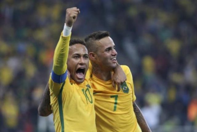 Neymar e Luan comemoram gol na vitória contra a Colômbia (Foto: Reuters/Paulo Withaker/Reprodução/Agência Brasil)