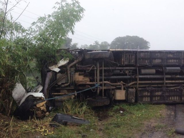 Ônibus tomba e mata motorista na BR-101 (Foto: Valeska Lippel/TV Santa Cruz)