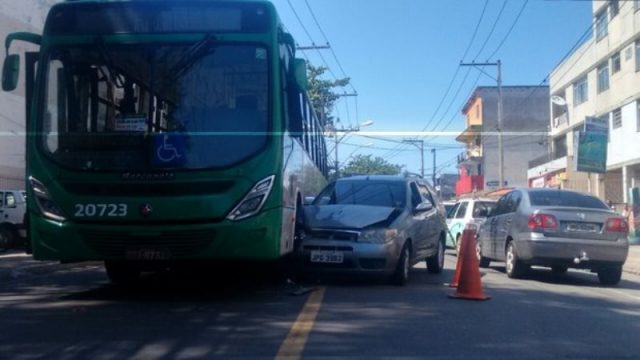 Suspeito de assalto é morto a tiros dentro de carro em Pernambués (Foto: Clarissa Pacheco)