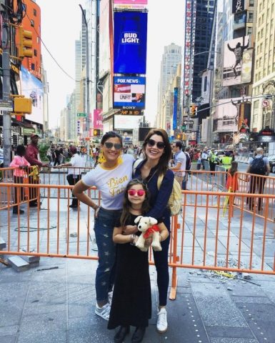 Em um clique compartilhado por Giulia Costa, as três aparecem na Times Square (Foto: Reprodução/Instagram)