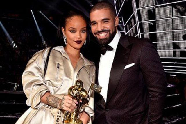 Site americano Entertainment Tonight afirmou que Rihanna e Drake estão namorando (Foto: Reprodução/Twitter )