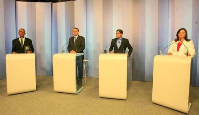 Quatro dos 7 candidatos participaram do debate: Alice Portugal, ACM Neto, Cláudio Silva e Isidório. Foto: Mila Cordeiro.