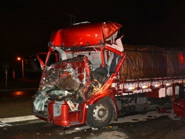 Condutor do outro caminhão não teve ferimentos. Foto: Anderson Oliveira/Blog do Anderson.