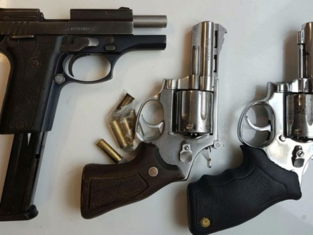 Com o suspeito, foram apreendidos dois revólveres calibre 38 e uma pistola calibre 380. Foto: Divulgação/Polícia Civil.