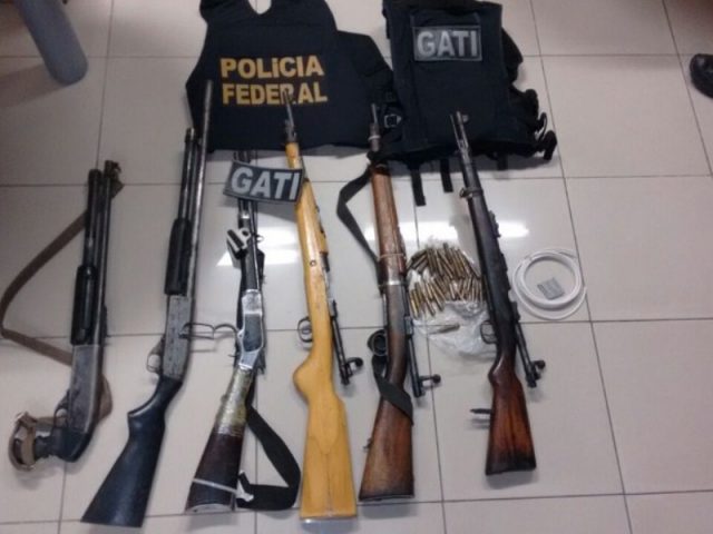 Criminoso e material apreendido com ele foram levados para a Delegacia de Polícia Federal. Foto: Divulgação/PF.