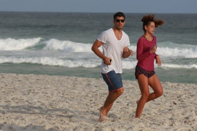 O casal correu na areia e o galã ainda aproveitou para surfar.  (Foto: Reprodução / AgNews)