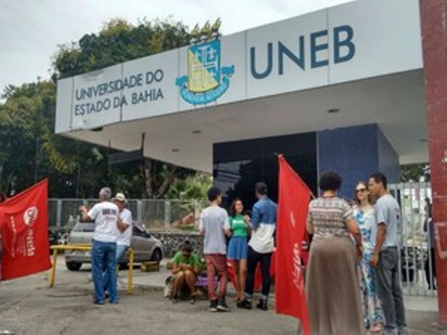 Professores e estudantes fazem protesto em frente à Uneb, em Salvador. Foto: Murilo Bereta.