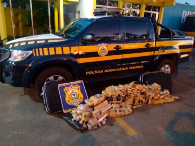 Policiais encontraram 255 tabletes e cinco pacotes com pedaços pequenos. Foto: Divulgação/PRF.
