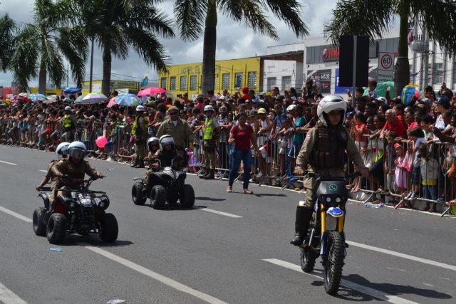 Conduzindo quadrículos e motos pequenas, crianças trajando a farda da PM também encantaram o público (Foto: Meiryelle Souza/Olá Bahia)