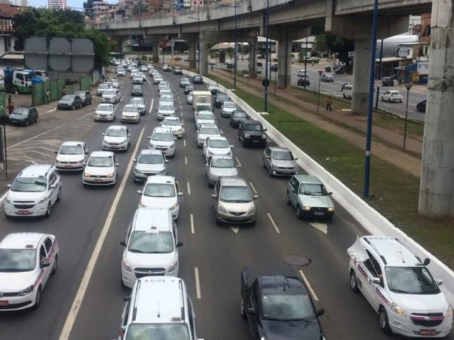 Taxistas ocuparam duas faixas da Avenida Bonocô e não atrapalham tráfego (Foto: Rafael Teles/G1)