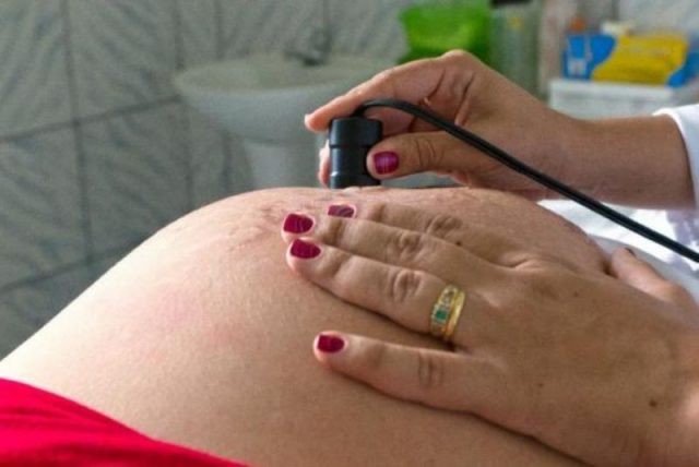 De acordo com o presidente da Sociedade de Pediatria de São Paulo, a ingestão de álcool na gravidez pode levar à Síndrome Alcoólica Fetal, responsável por má formação do feto, com efeitos a longo prazo (Foto: Ana Nascimento/MDS/Portal Brasil)