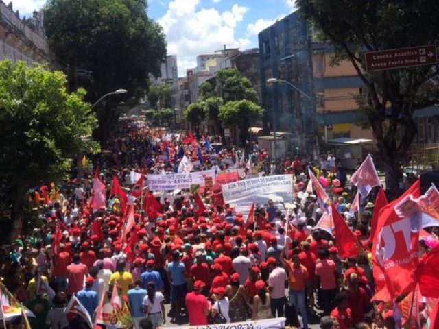 Manifestantes saem do Campo Grande até Praça Castro Alves nesta quarta-feira (Foto: Henrique Mendes/ G1)