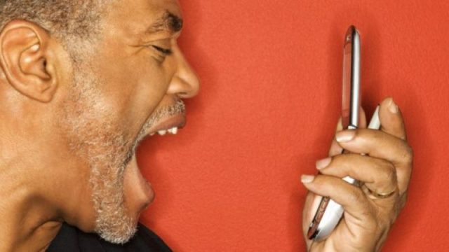 Temos uma tendência natural de regular nossa voz de acordo com o som mais alto que estamos ouvindo (Foto: Thinkstock/Reprodução/BBC)