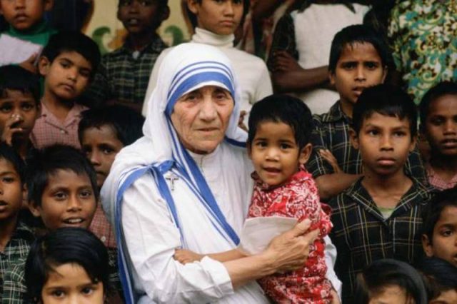 Madre Teresa de Calcutá acompanhada de crianças em sua missão em Calcutá, Índia (Foto: Reprodução / Google)