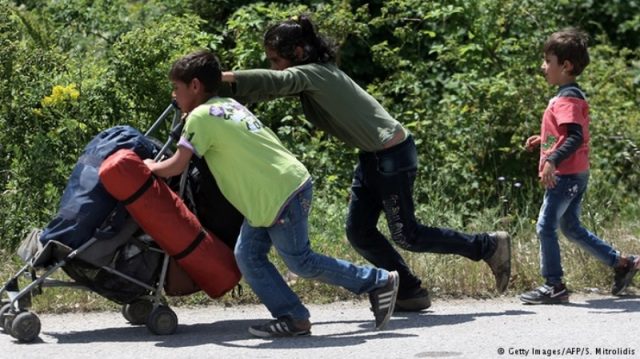 Menores desacompanhados na fronteira greco-macedônia (Foto: Getty Images/AFP/S. Mitrolidis/Reprodução/ Deutsche Welle)