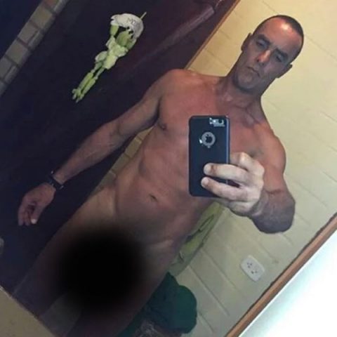 Modelo ganhou elogios de seus seguidores por seus atributos após divulgação de imagem em que ele aparece sem roupa em frente a um espelho. (Foto: Reprodução/Instagram