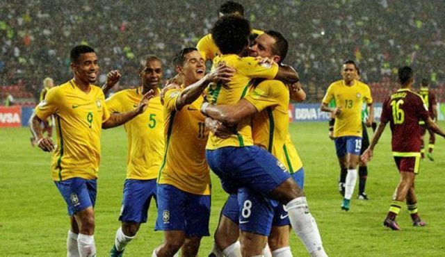William comemora com os companheiros o segundo gol da Seleção Brasileira. Foto: Marco Bello/Agência Reuters.