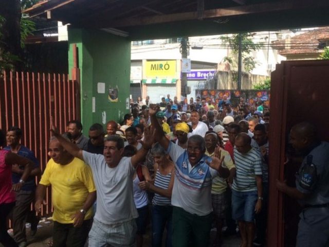 Eleitores correm para entrar no Colégio Luís Viana Filho, em Salvador, para votar. Os portões foram abertos às 7h59. Foto: Alex de Paula/G1.