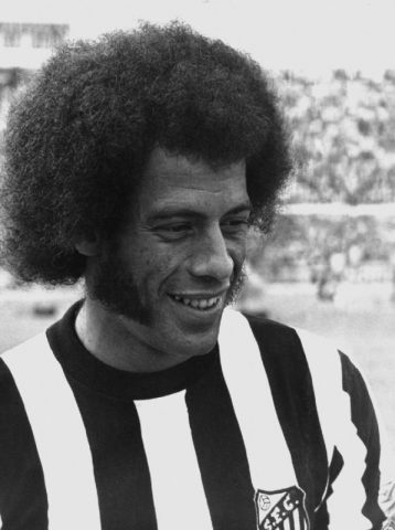 Carlos Alberto Torres marcou época no futebol brasileiro não só por sua passagem na seleção, mas também pela carreira trilhada em clubes do país, como Santos (Foto: Reprodução)