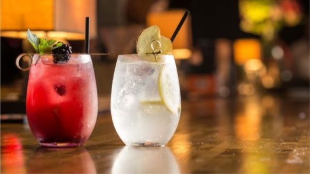 Entre os culpados pela maior paridade no consumo de álcool estão o aumento da disponibilidade da bebida e o marketing voltado às mulheres (Foto: Reprodução/BBC News)