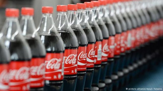 Linha de produção da Coca-Cola, uma das bebidas açucaradas mais famosas do mundo (Foto: Reprodução/Deutsche Welle)