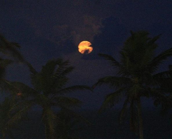 Às 18h, a Superlua surgiu lentamente entre nuvens escuras no horizonte. Foto: Margarida Neide.