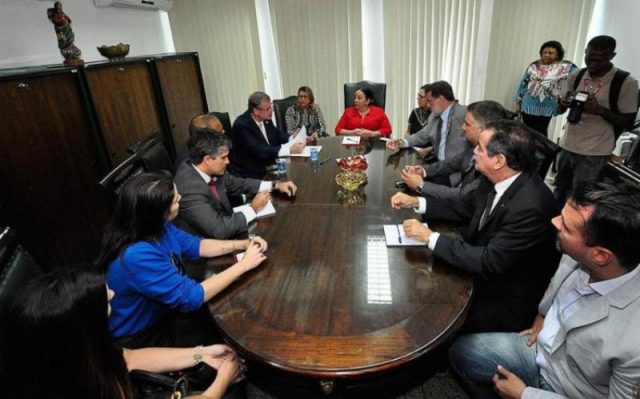 A presidente do TJ-BA reuniu-se com a comissão. Foto: Nei Pinto Ferreira/Divulgação.