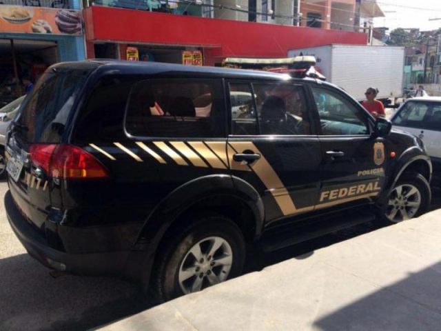Quinze policiais cumprem seis mandados de busca e apreensão na cidade. Foto: PF/Divulgação.