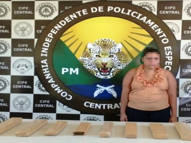Presa foi encaminhada, junto com a droga, para a delegacia de Jequié. Foto: Divulgação/Polícia Militar.