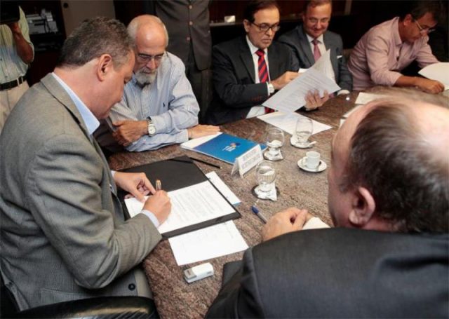 Um memorando de entendimento foi assinado pelo governador Rui Costa, em reunião com representantes da OEA e secretários estaduais. (Foto: Mateus Pereira l Gov-BA)